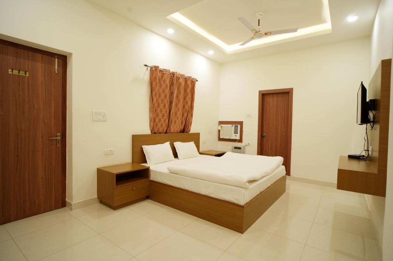 Apoorva Guest House Ayodhya Экстерьер фото